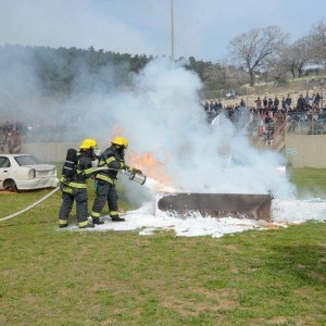 תצוגת תכלית של לוחמי האש לעיני תלמידים כעביה שבעמק יזרעאל