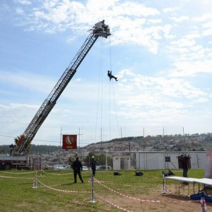 תצוגת תכלית של לוחמי האש לעיני תלמידים כעביה שבעמק יזרעאל
