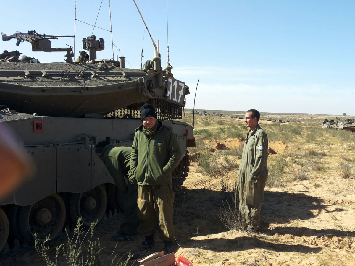 שחזור צילום של סמ"ר איתי רוזנצוייג וחבריו ליחידה