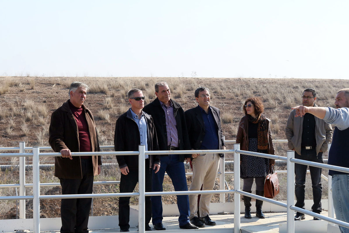 ראש מוא"ז הגלבוע, ובכירי מועצה עם ראש מועצת ג'למה שבנפת ג'נין, חאלד אבו פרחה, במתקן השאיבה