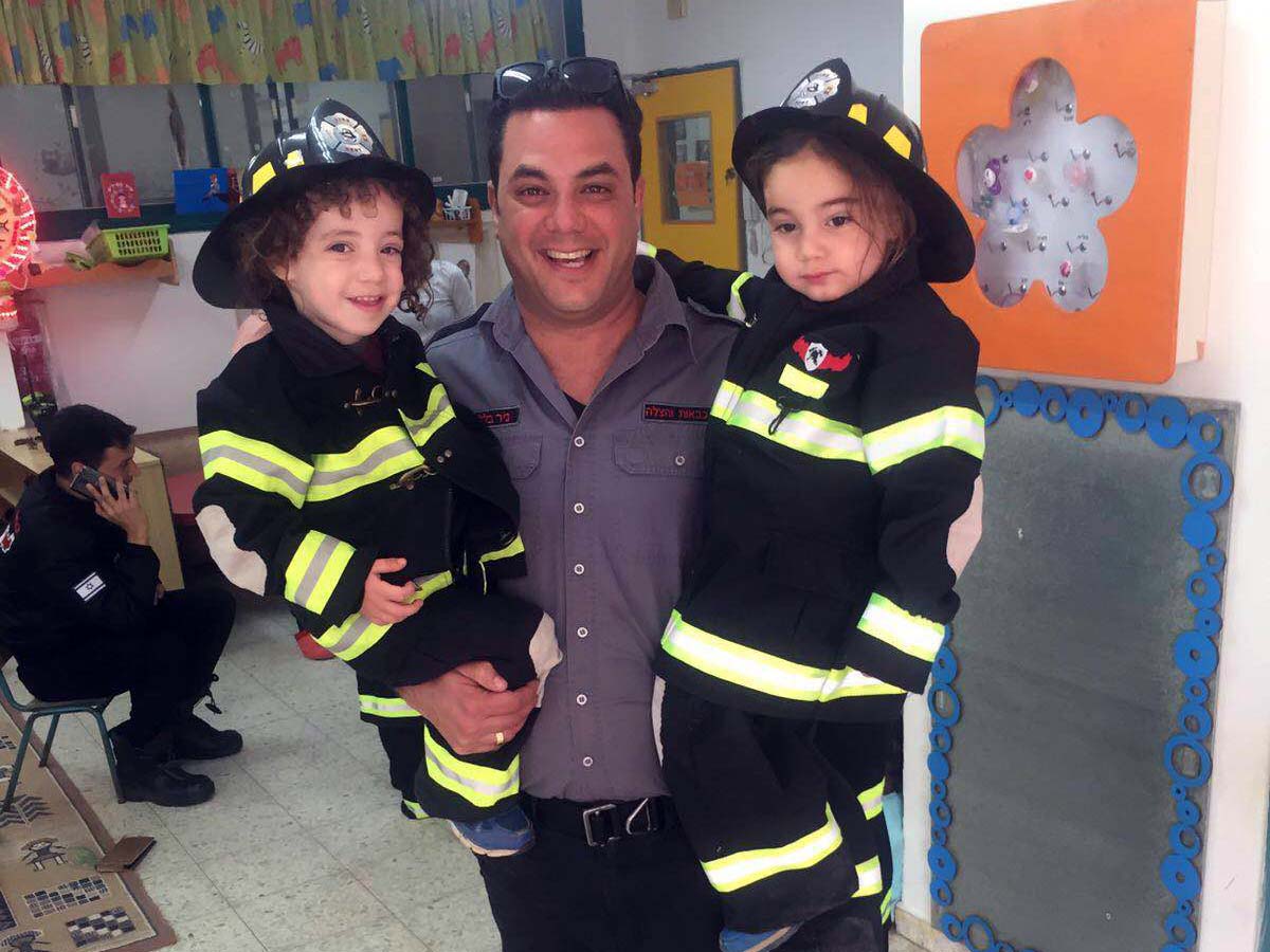 לוחם האש ניר בללתי עם הבן והאחיין