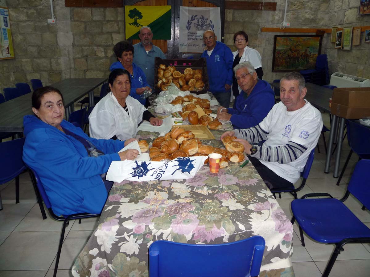 שאפו למתנדבי האגודה למען החייל, עושים כריכים מכל הלב לחיילים