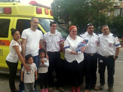 "שירת הסירנה": תינוק נולד באמבולנס בדיוק כמו אביו