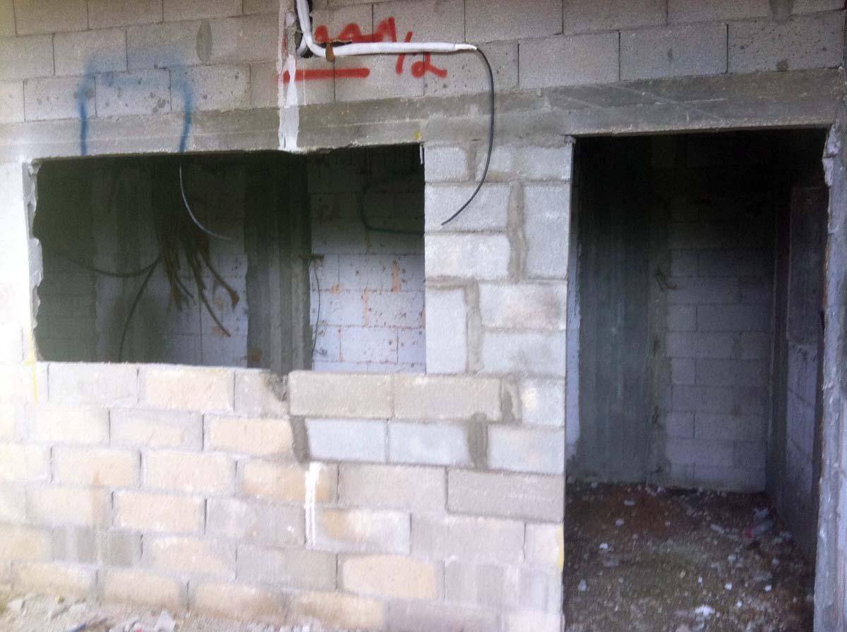 בנייה עם בלוקים שבורים ומפתח (דלת) עקום