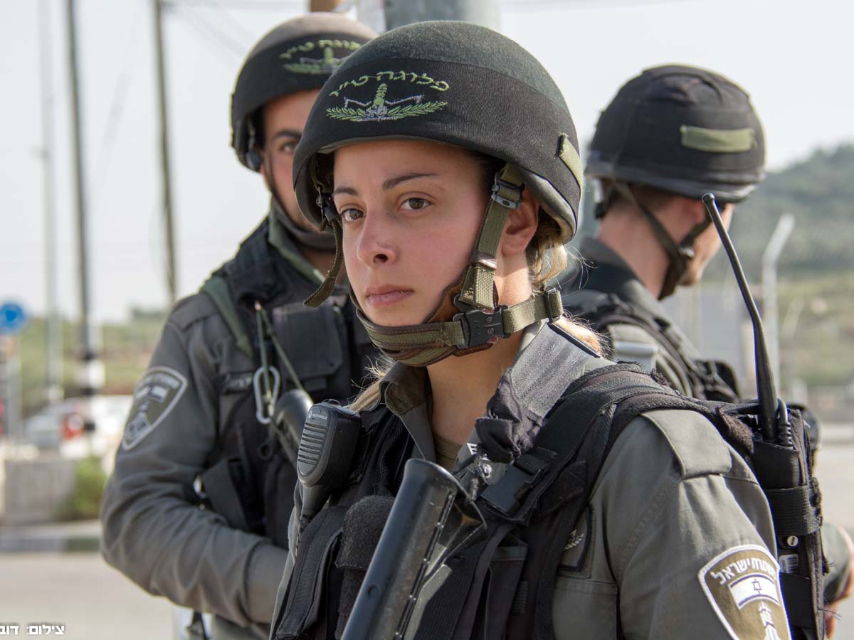 אליסון על מדי מבצעיים. מוכנה לכול
