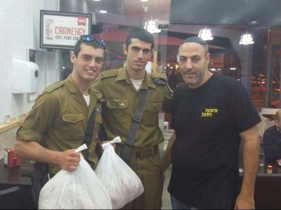 תומר גיסר עם החיילים העמוסים לעייפה באוכל של "שווארמה לשובע"