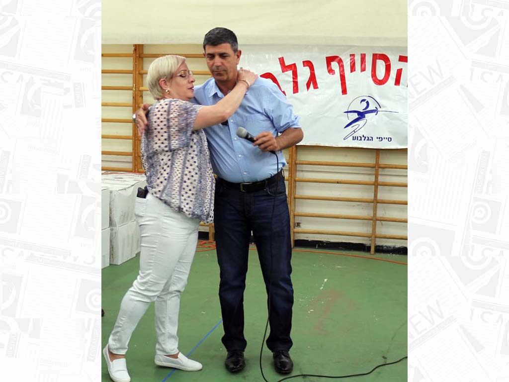 מתרגשים. ירון אוחיון מנכ"ל החברה הכלכלית ומזכירתו אסתרקה ראובן