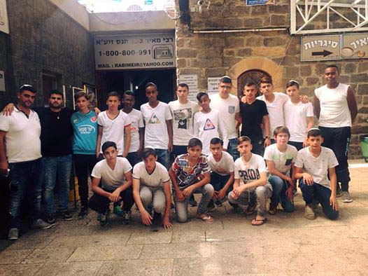 עומרי ביטון והחניכים לפני טבריה בקבר הצדיק רבי מאיר בעל הנס