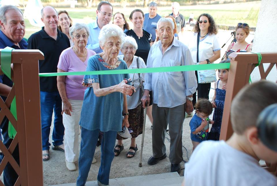 גזירת הסרט בחנוכת בית הילדים המשוחזר צילם עזרא קליין גשרגזירת הסרט בחנוכת בית הילדים המשוחזר צילם עזרא קליין גשר