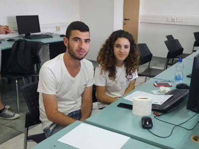 גם יפים וגם מוכשרים, דור המהנדסים הבא בעמק, גילי ועילאיי, פלאש! –  רכילות בעמק