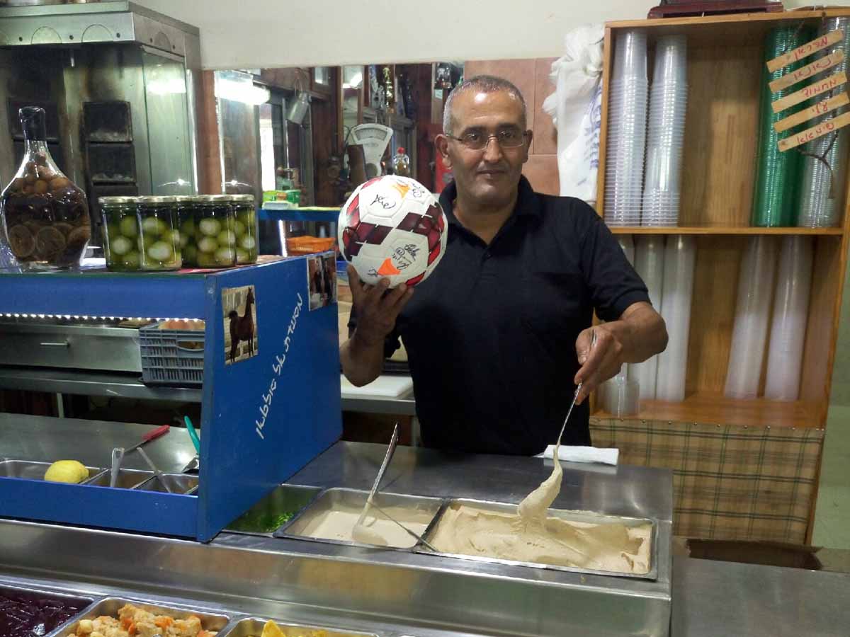 השף סולטן אבו אל-פול רקח חומוס במיוחד ליורו במסעדתו בזרזיר. בקיצור יורוחומוס