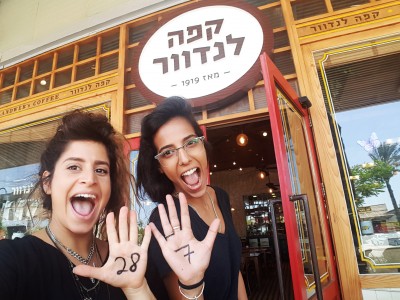 המדור מתכונן עם תמר וענבל היפות של קפה לנדוור לקראת חגיגות 3 השנים. פלאש! – רכילות בעמק