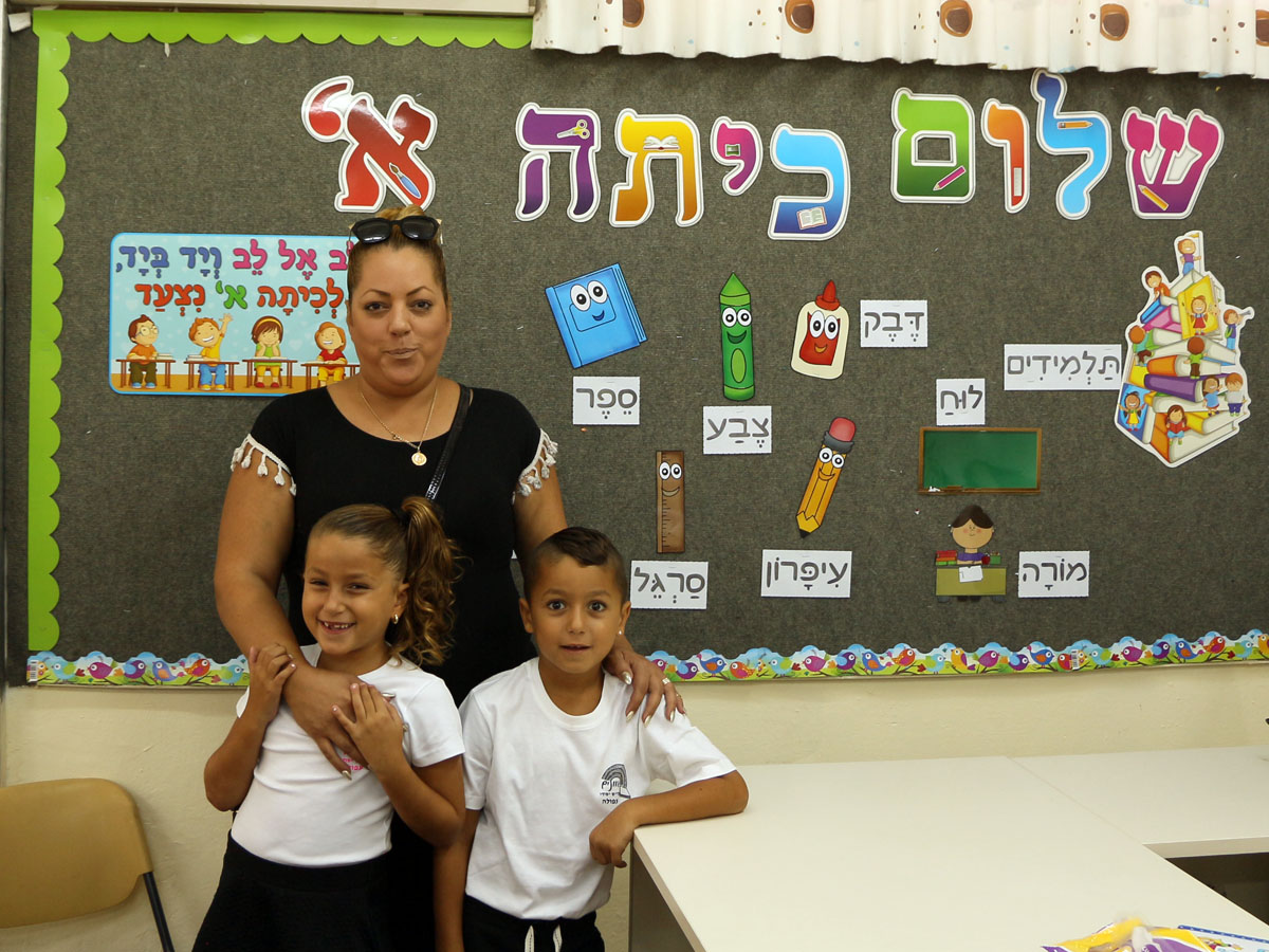 התאומים יובל וליאל עם אמם