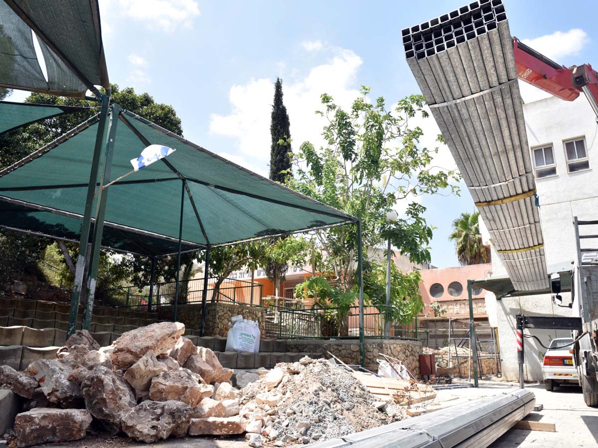 הקמת חצר ייחודית ושיפוץ מגרש ספורט בבית הספר "עליזה בגין"