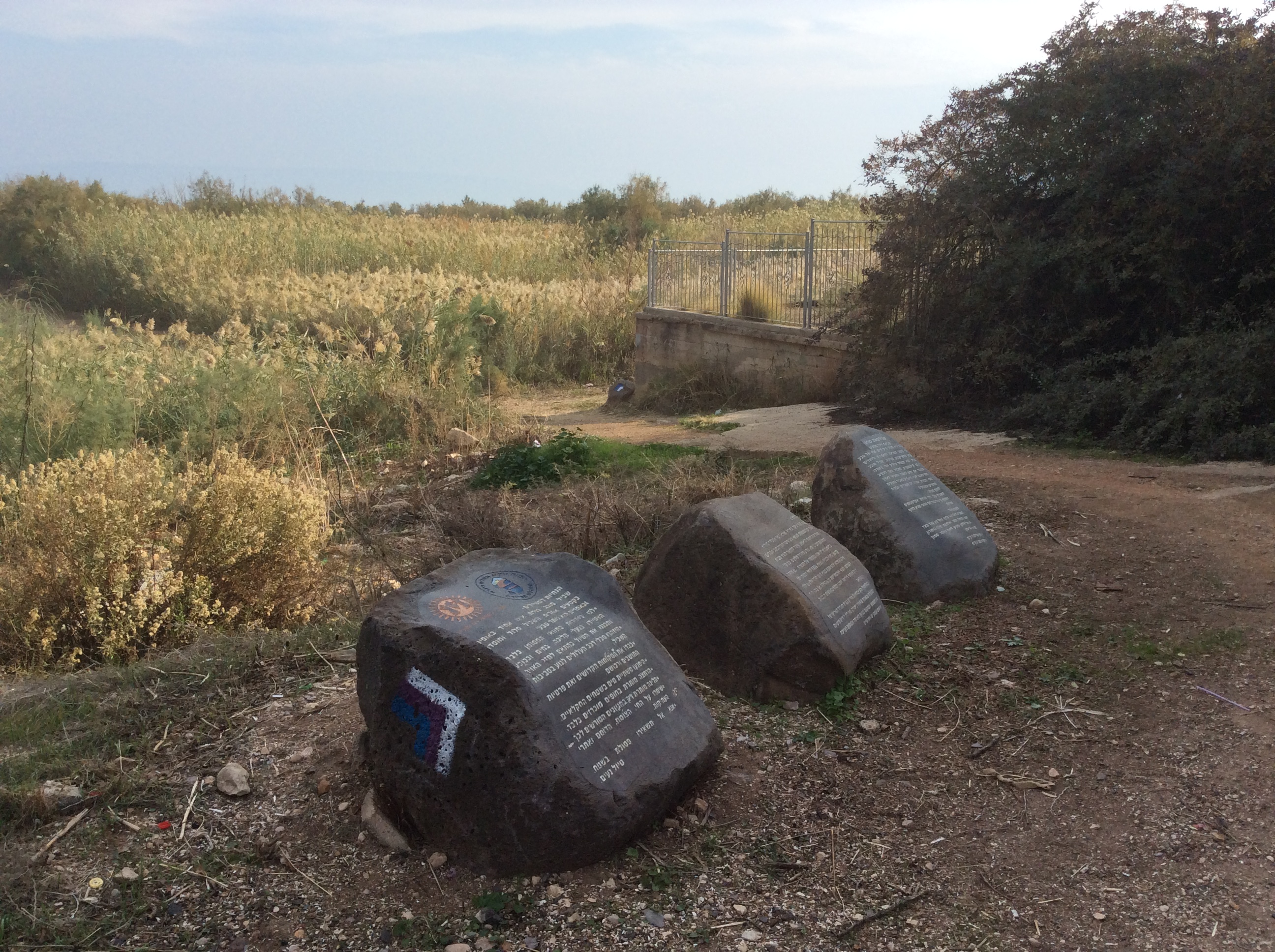 מידע אודות השביל סמוך למגדל וסימון השביל. צילום אורי באדיבות ויקיפדיה