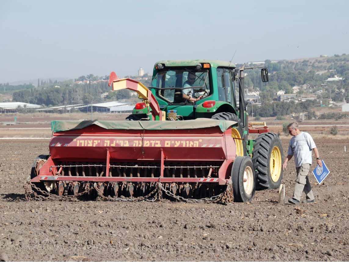 האומן ווינר ואיתן אביבי, רכז הגד"ש של קיבוץ עין-חרוד חורשים את בשדות העמק את "רכבת העמק"