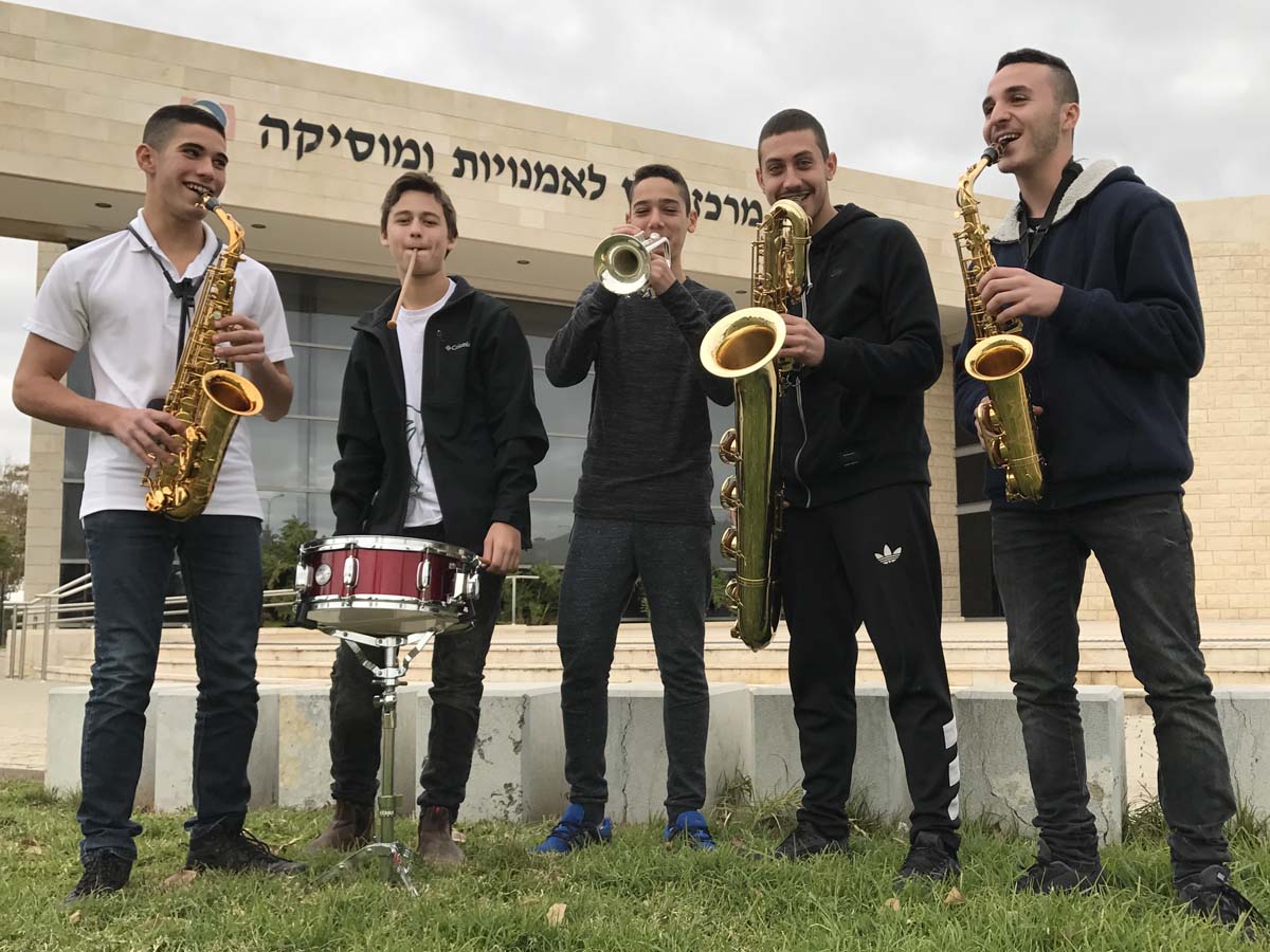 חמשת הנגנים מימין לשמאל: טל אברהם, מתן קופרווסר, עמית רחמיאן, שיר פלד, עומר רחמיאן