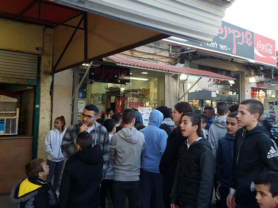 מרכז עפולה מלאה בילדים שעמדו בתור בחנויות שהשתתפו במבצע יום ללא רעב - 3