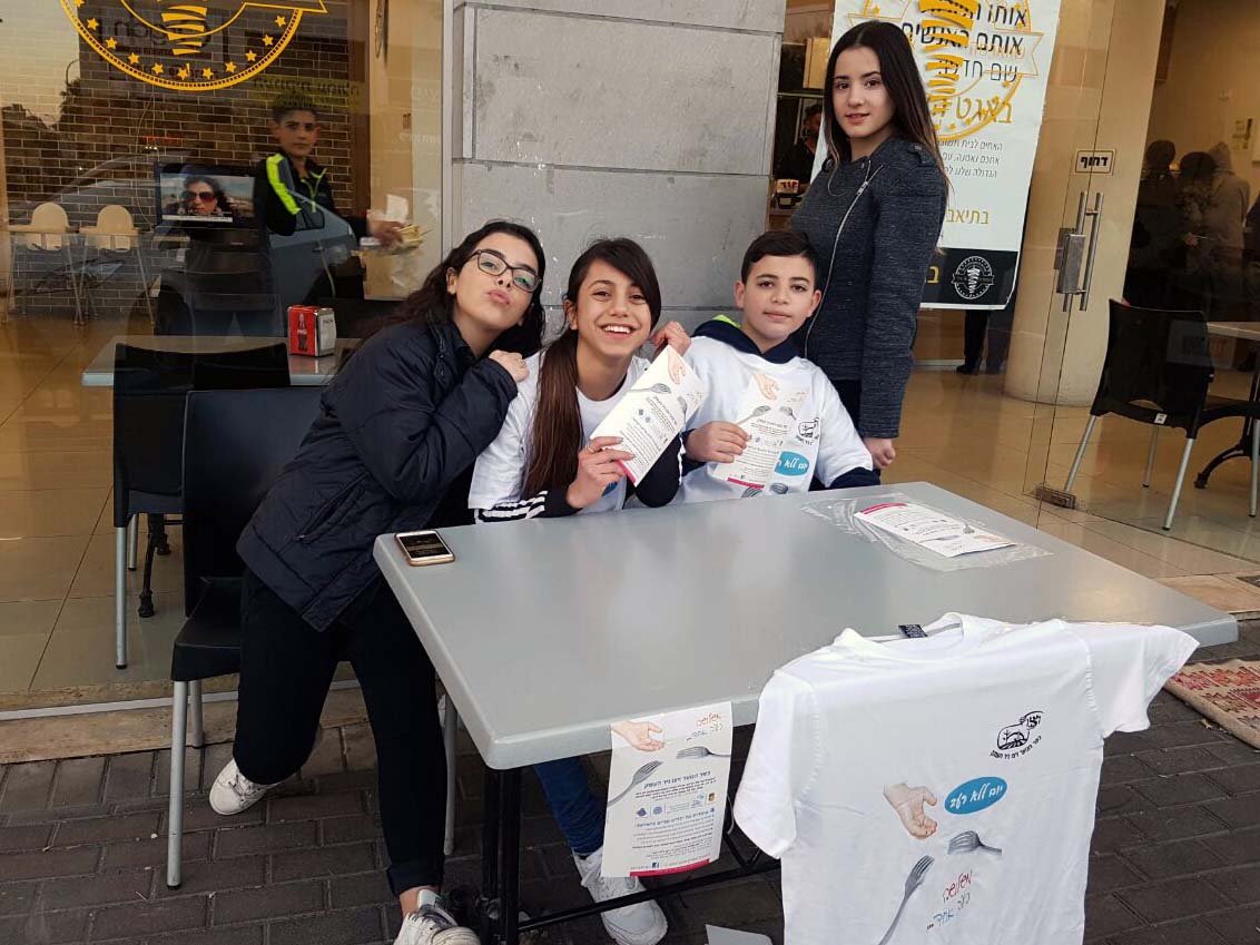 התלמידים מויצו ניר העמק העמידו עמדת הסברה למבצע ומטרתו