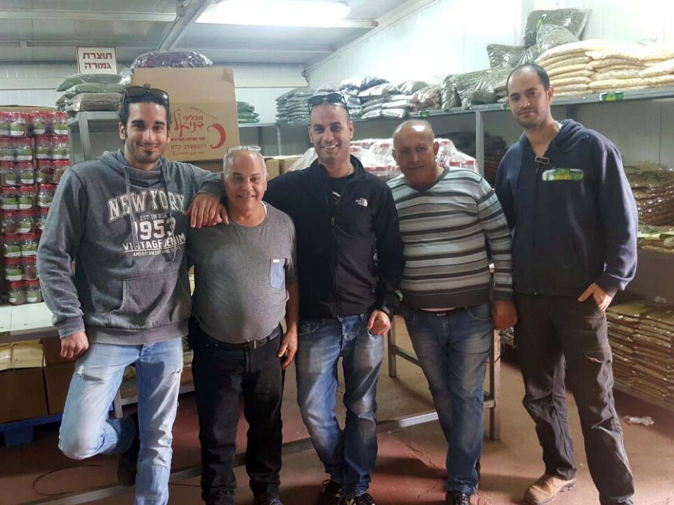 תנו כבוד לצוות של "תבליני דניאל" שעובדים קשה להכין לכם תבלינים כשרים לפסח