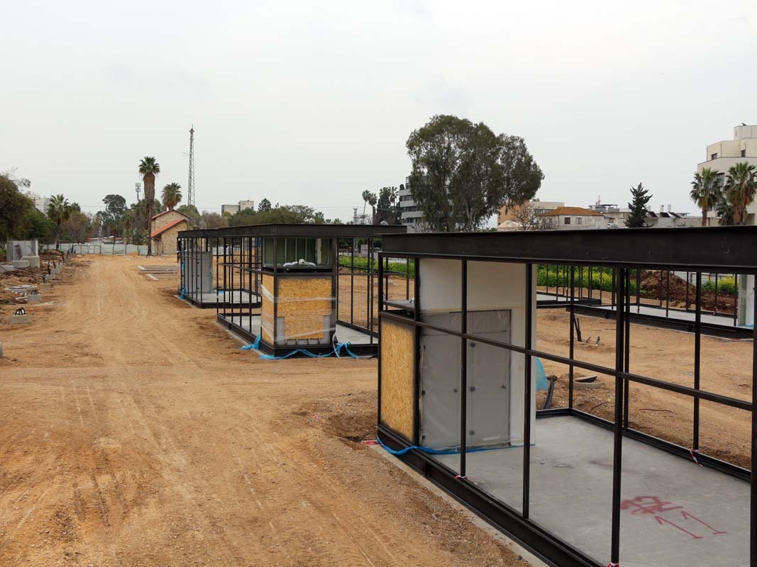 מבני הקרונות שהונחו לאחרונה במתחם