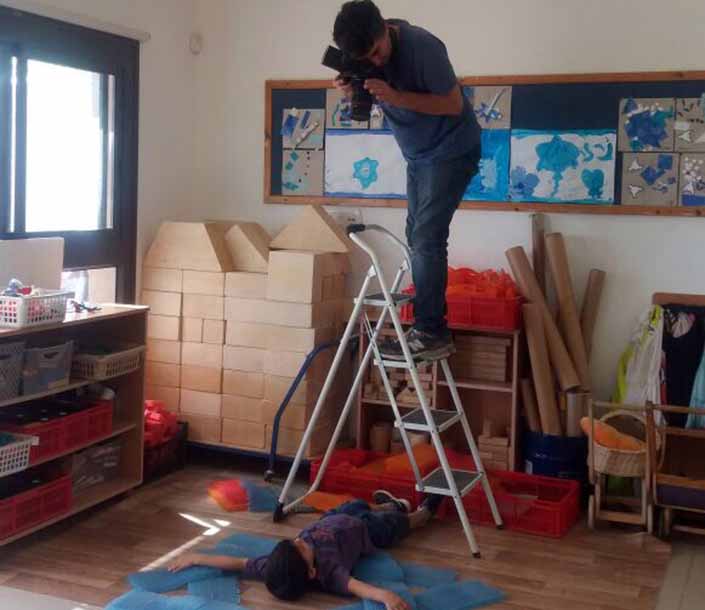 הצלם עדי נס בשעת צילום התמונות שיוצגו בתערוכה