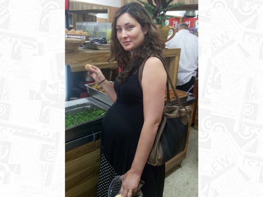נקלטה בעדשה של המדור מעיין טבק ההריונית נהנית מהאוכל הבדואי הטעים במסעדת אלסולטן שבזרזיר