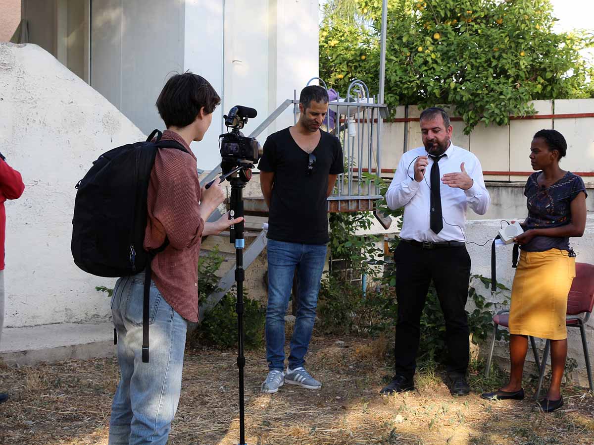 העו"ד והפעיל החברתי אלון ברוך בסיור שיכון עובדים. משמאלו מנהל מרכז צעירים איתי אליהו
