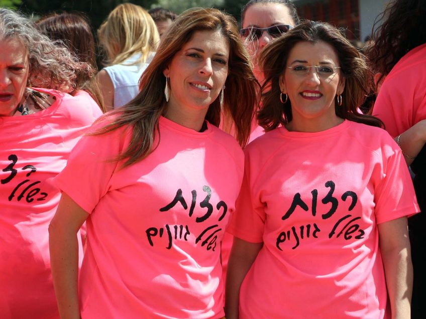 (משמאל) מנהלת בית הספר אילנית בן ישי