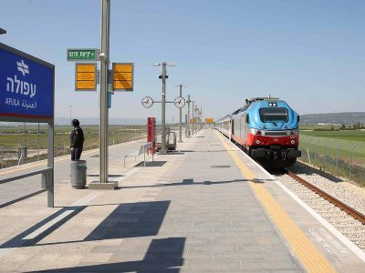 אדם נפגע מרכבת חולפת: רכבת העמק הופסקה