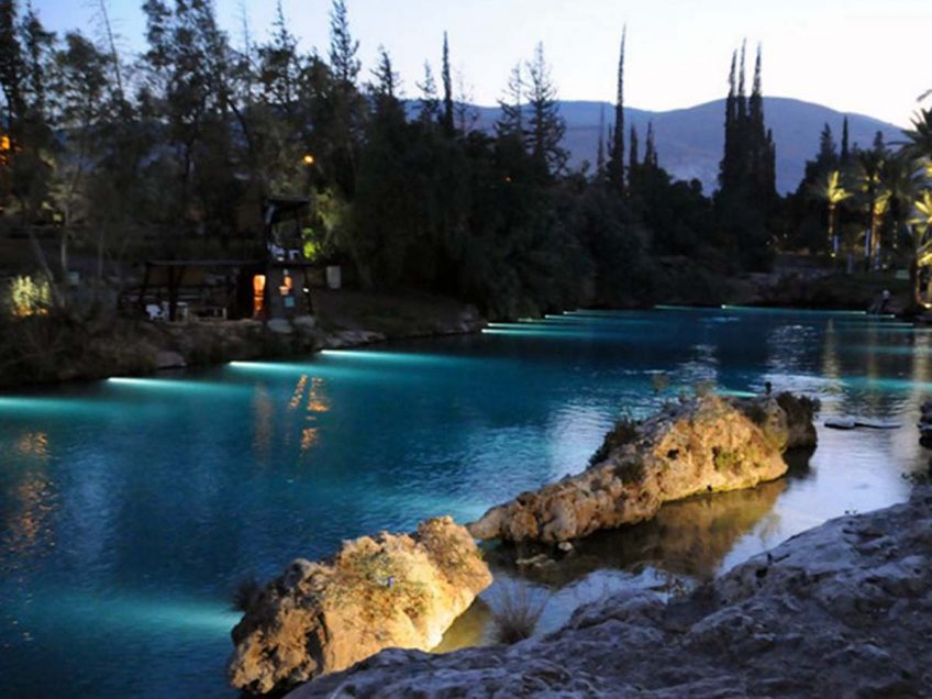 לשבור את החום: טיול קריר בליל ירח מלא בעמק המעיינות