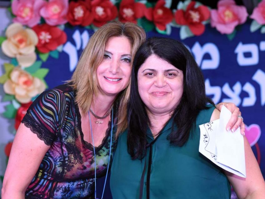 גם הן סיימו שנה? לא בדיוק, נשות החינוך מלי אליגוב ורינת זמיר במסיבת סיום בביה"ס "רוגוזין" במגדל העמק - כבר חושבות על השנה הבאה