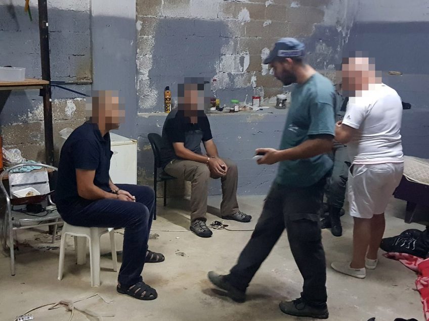 שוהים בלתי חוקיים שנתפסו בחדר מוסתר