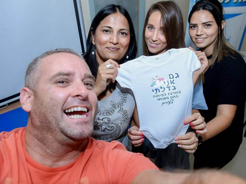 צוות פיתוח הון אנושי-צעירים במגדל העמק בסלפי משעשע עם נצלם המועצתי