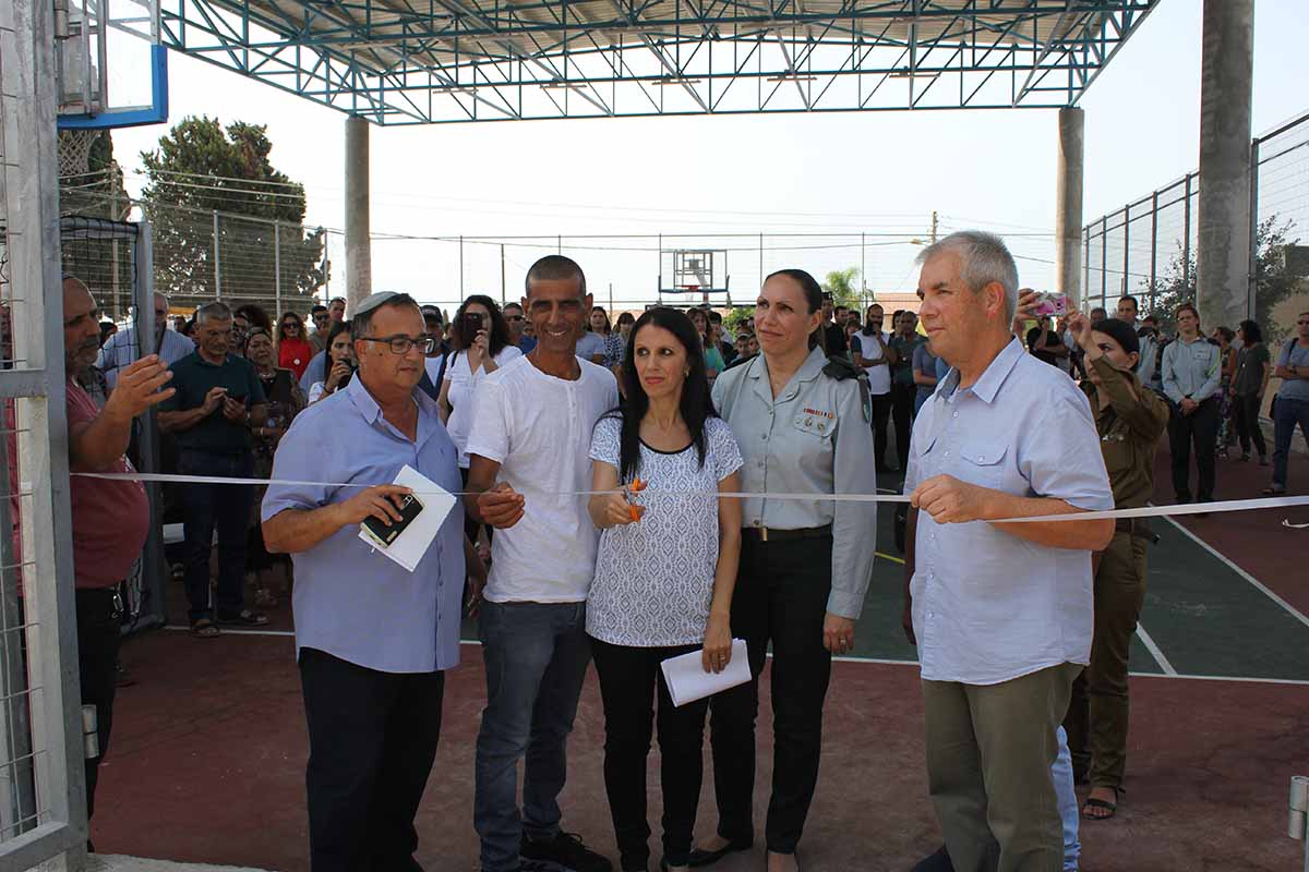 ↑ במושב אליקים במגידו נכנס לאחרונה מגרש ספורט מודרני. לטקס החניכה הגיע גם ראש המועצה איציק חולבסקי