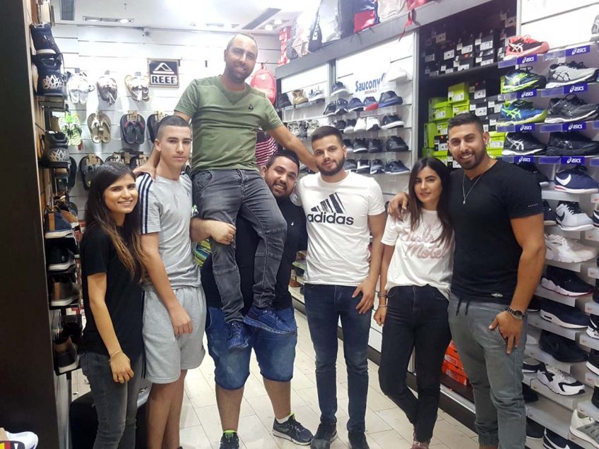 צוות "אלי וגדי" עם אנרגיות טובות" בצילום הקבוצתי