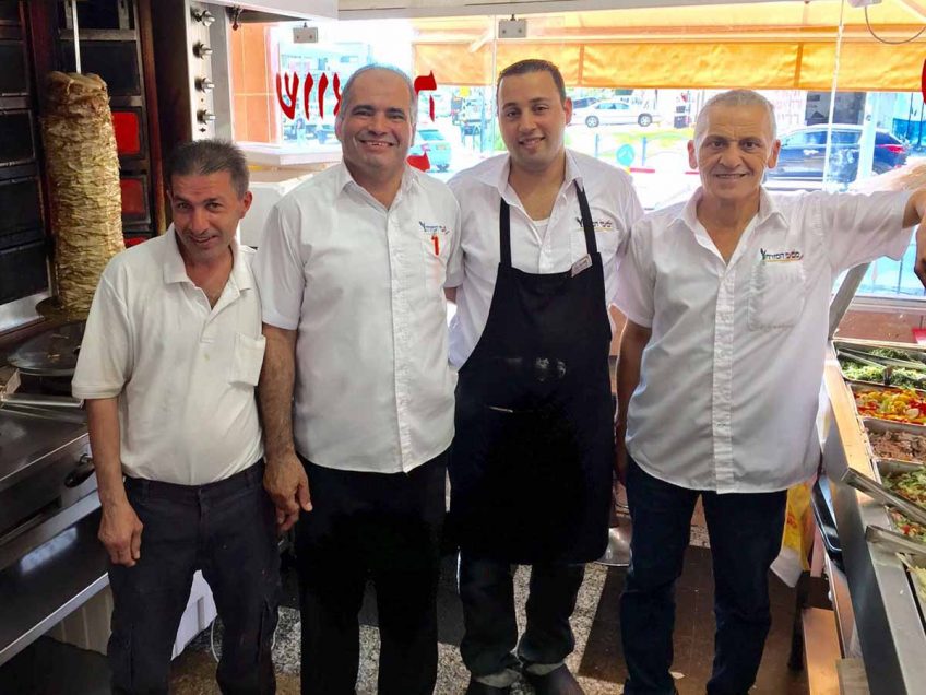 סמיר וצוות מעדני המזרח. לא שוכחים לברך את הלקוחות לקראת החגים