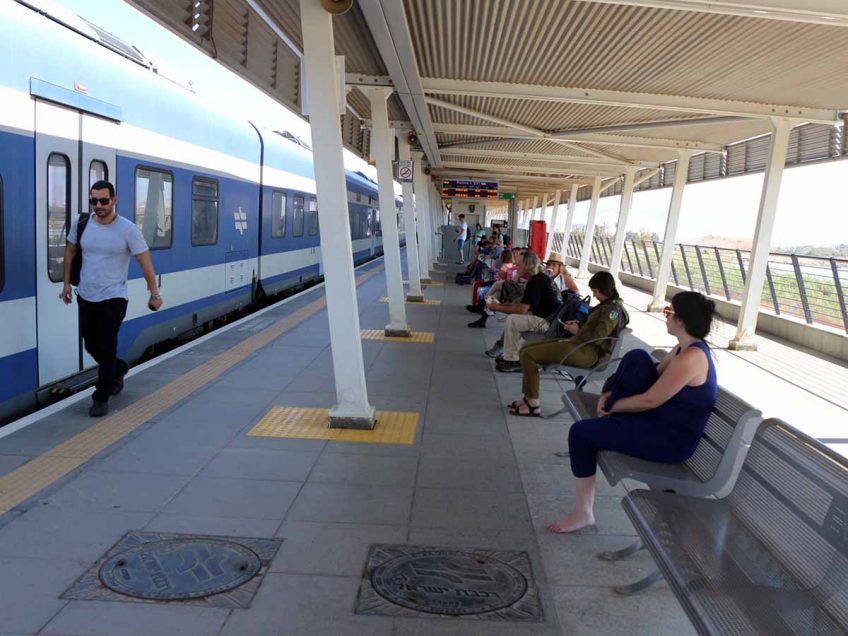 נוסעים ממתינים לרכבת בתחנת בית שאן 