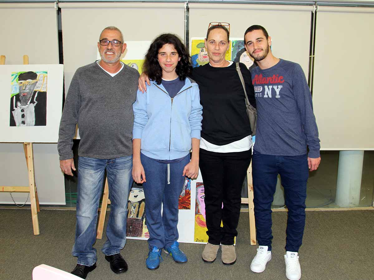 תסת עם הוריו ואחיו