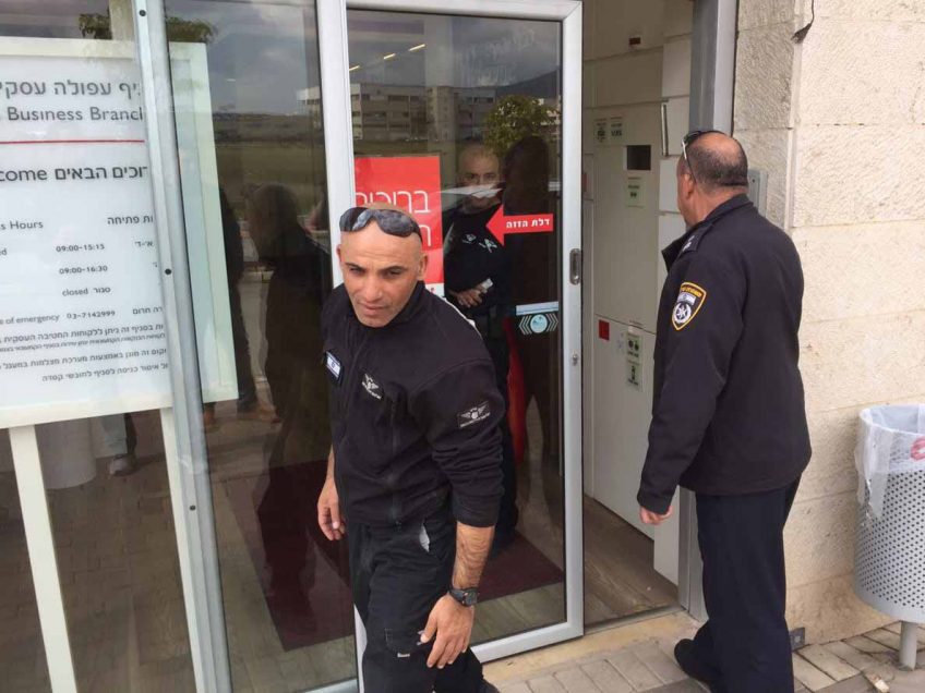 שוד בבנק בעפולה: רעול פנים שדד מכספרית כסף מזומן ונמלט שוד בבנק בעפולה: רעול פנים שדד מכספרית כסף מזומן ונמלט