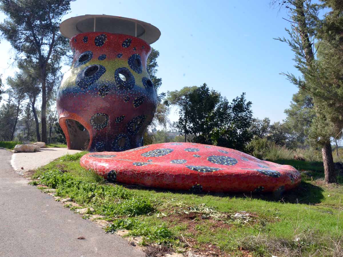 המונומנט המזכיר את הפיסול של גאודי במגדל העמק
