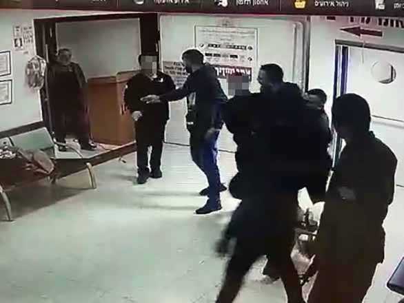 בן 23 מנעאורה נעצר בחשד לתקיפת מאבטחים ואנשי צוות רפואי בביה״ח העמק בן 23 מנעאורה נעצר בחשד לתקיפת מאבטחים ואנשי צוות רפואי בביה״ח העמק