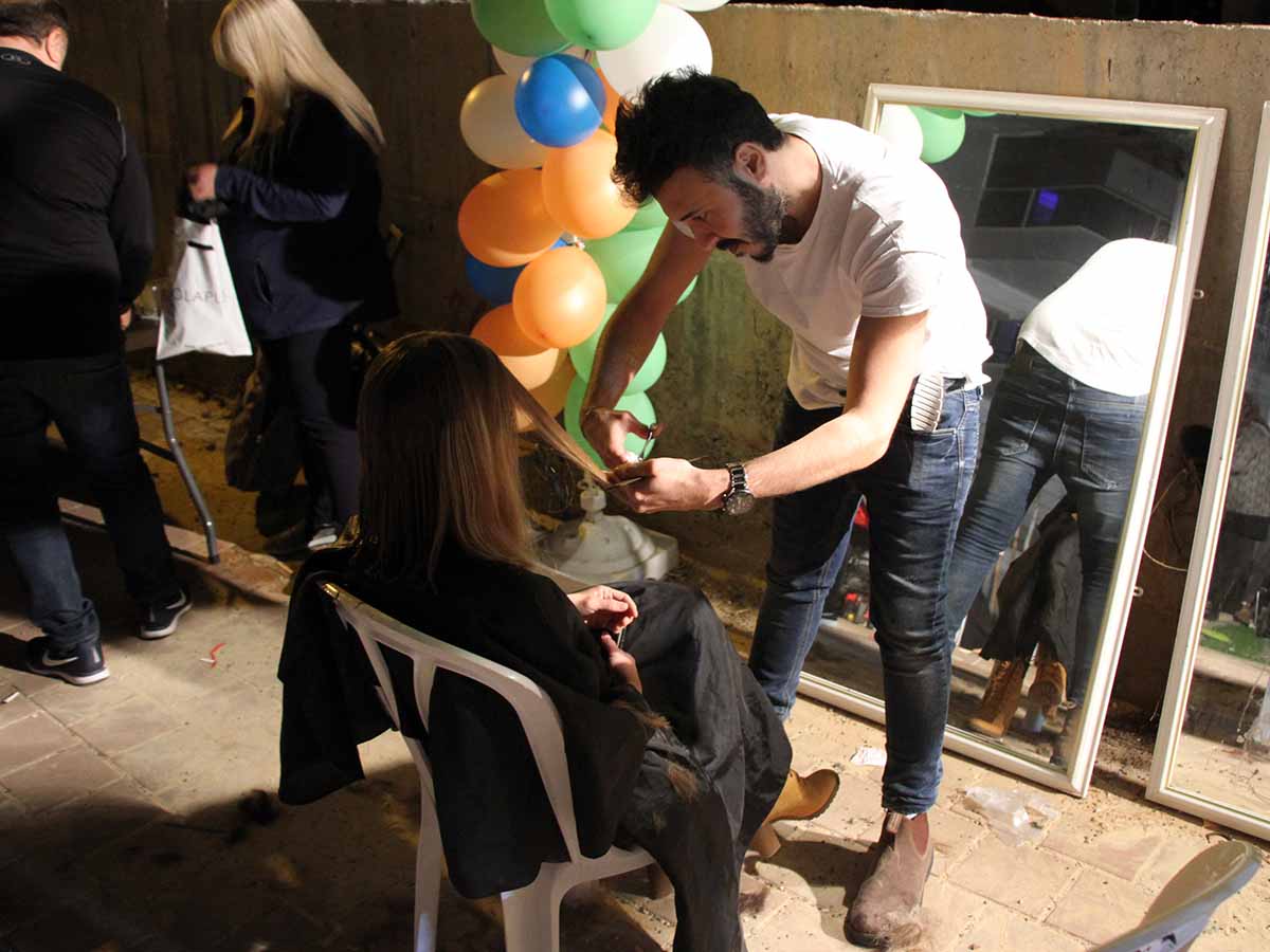 תורמת שיער בעמדת התספורת