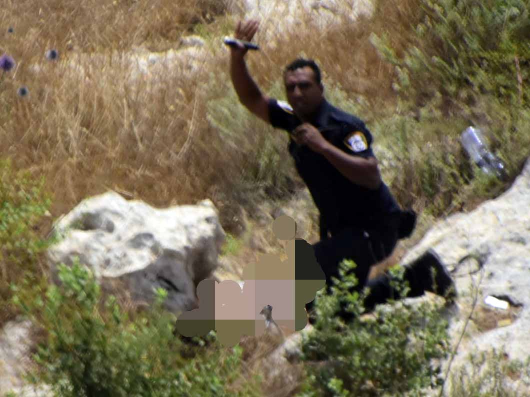 רגע מציאת הנערה הנעדרת על ידי הכוחות שסרקו את האיזור המיוער בסוך לאלול הגליל