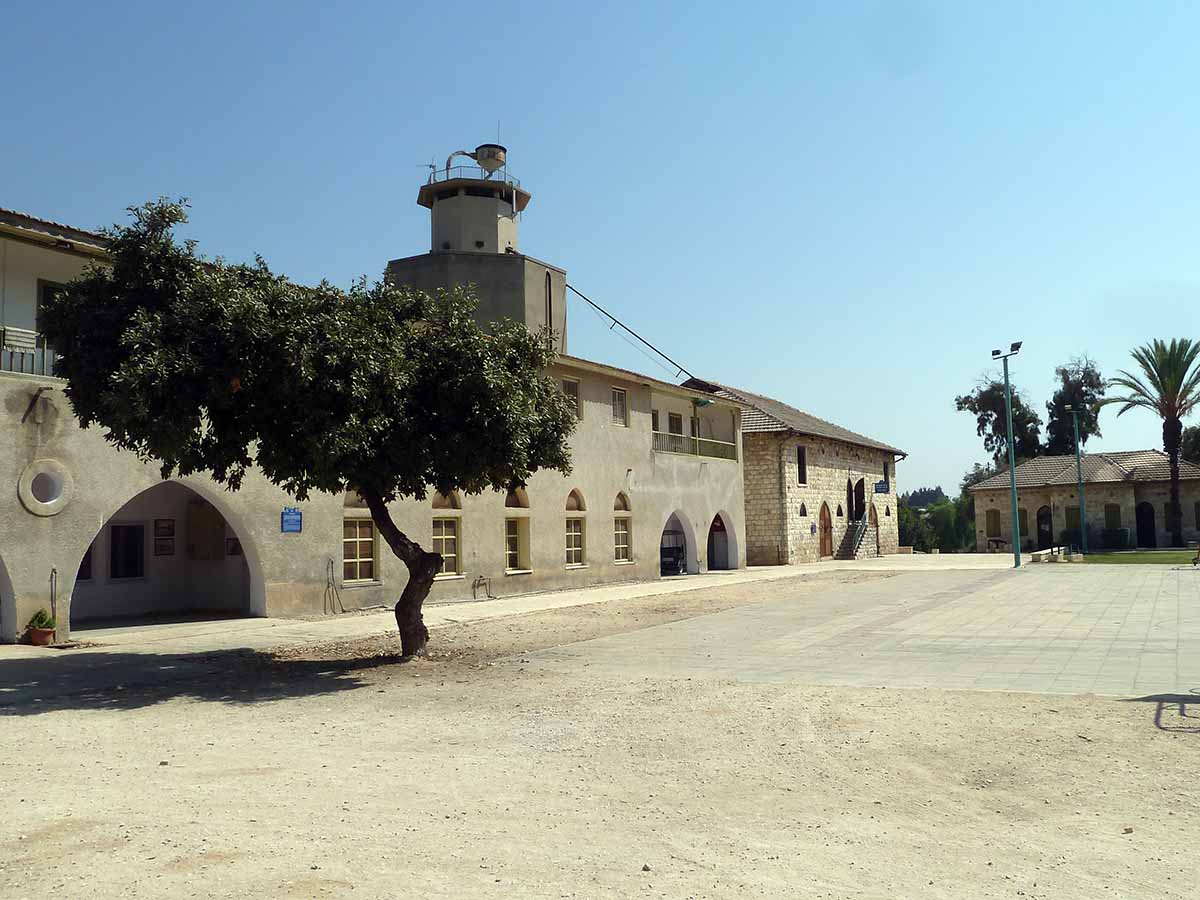 החצר הגדולה במרחביה. צילום דרור אבי