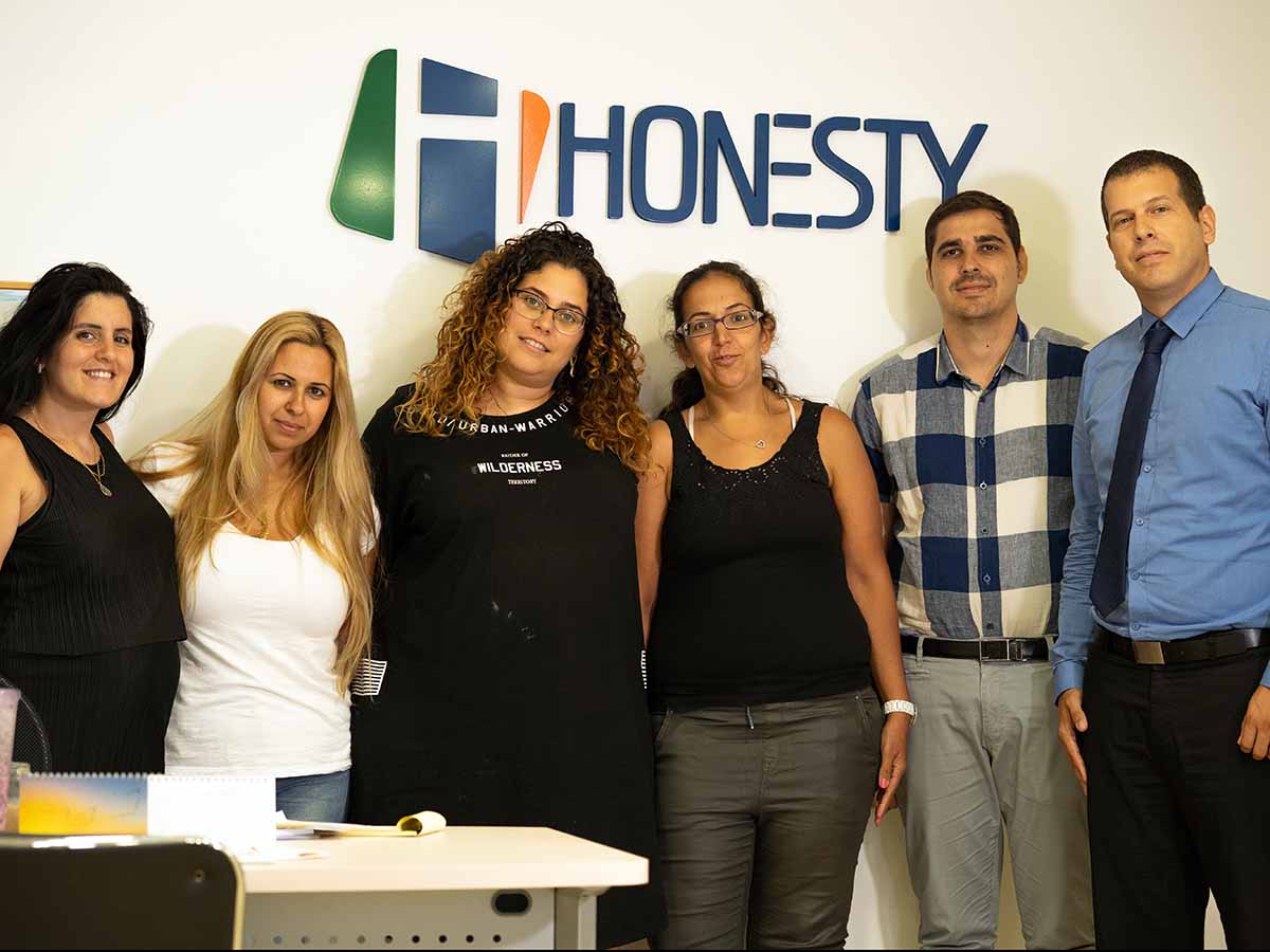צוות סוכנות "הונסטי" (HONESTY) בעפולה