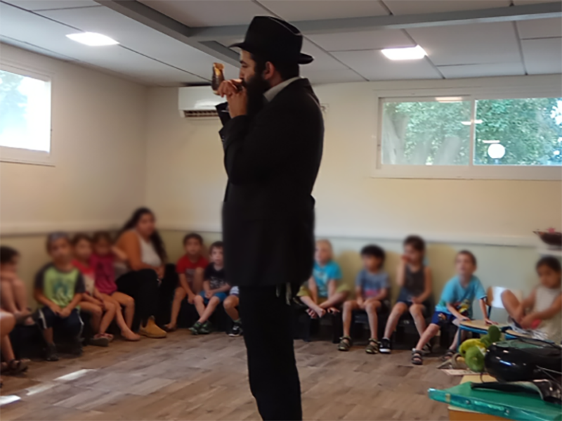 אמיר הלוי בפעילות במסגרת אתחלתא