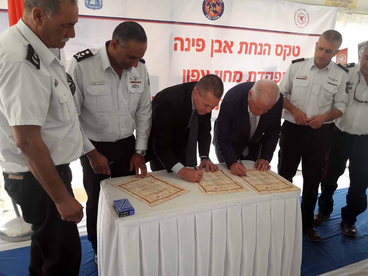 משתתפי הטקס חותמים על המגילות שהוטמנו כאבן פינה