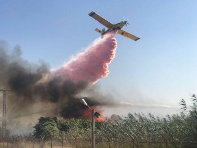 עמק המעיינות: צוותי כיבוי ומטוסים נלחמים בשריפה המשתוללת בכפר רופין