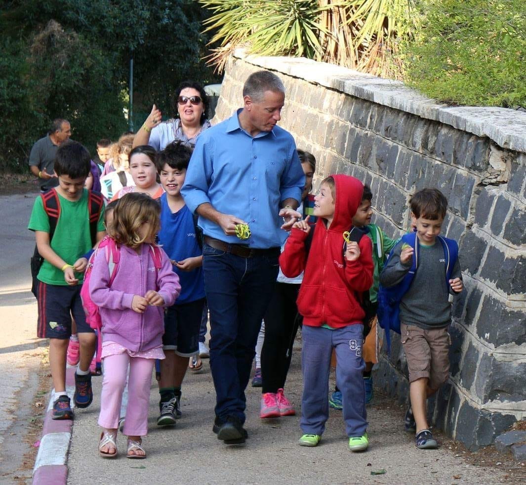 עובד נור יחד עם הדור הצעיר בגלבוע